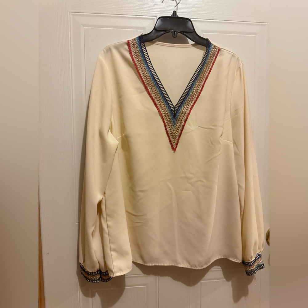 Unbranded Sz XL  Cream V-Neck Blouse W/Multicolor Trim EUC😊😊